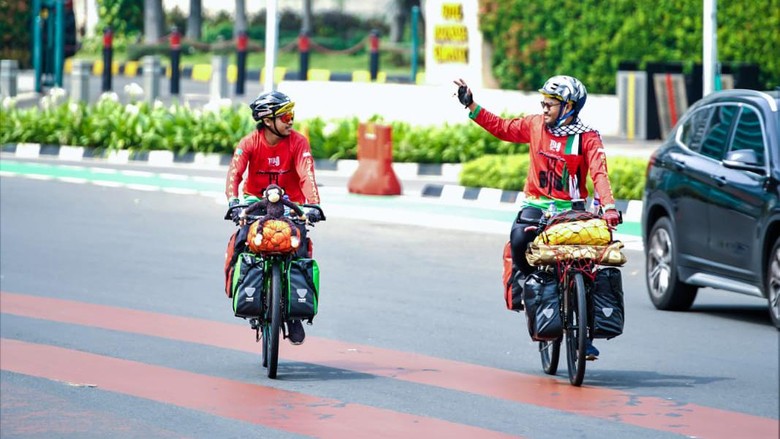 Keren! Dua Pemuda Asal Gorontalo Gowes Sepeda ke Tanah Suci Keren! Dua Pemuda Asal Gorontalo Gowes Sepeda ke Tanah Suci