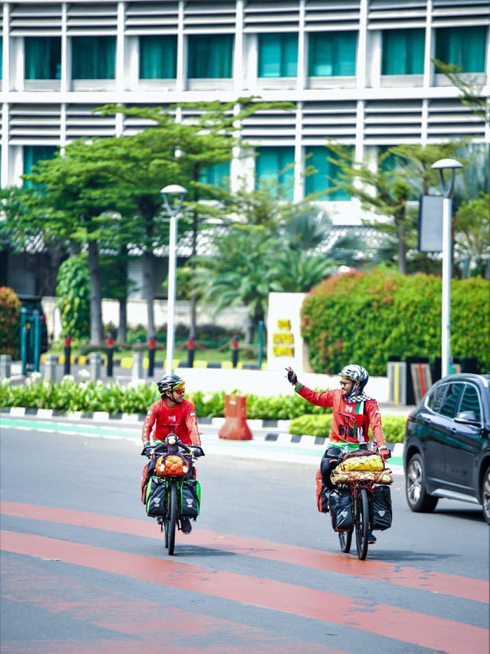 Keren! Dua Pemuda Asal Gorontalo Gowes Sepeda ke Tanah Suci Keren! Dua Pemuda Asal Gorontalo Gowes Sepeda ke Tanah Suci
