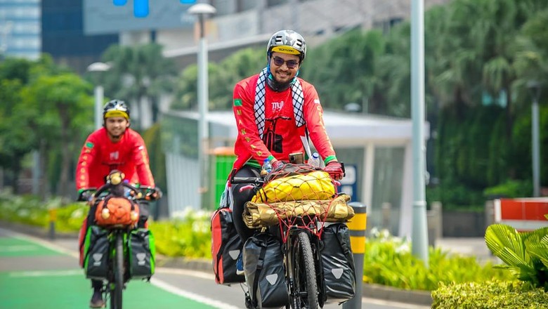Keren! Dua Pemuda Asal Gorontalo Gowes Sepeda ke Tanah Suci