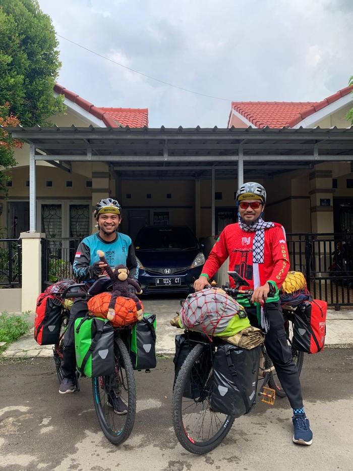 Keren! Dua Pemuda Asal Gorontalo Gowes Sepeda ke Tanah Suci