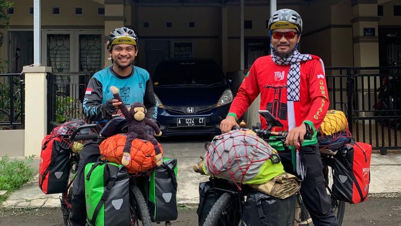 Keren! Dua Pemuda Asal Gorontalo Gowes Sepeda ke Tanah Suci