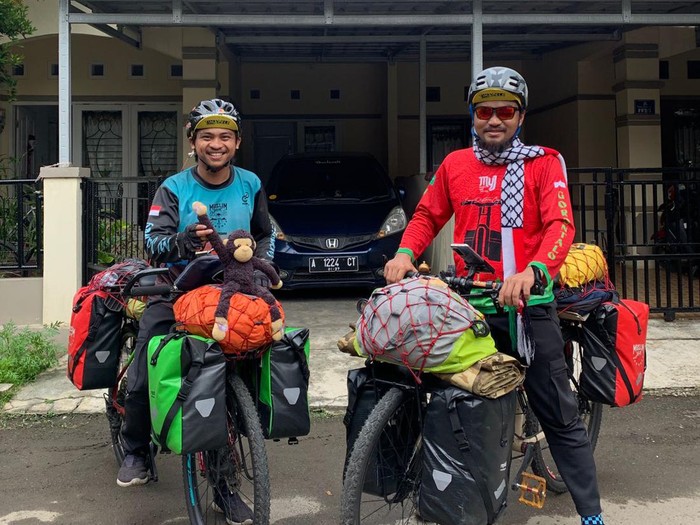 Keren! Dua Pemuda Asal Gorontalo Gowes Sepeda ke Tanah Suci Keren! Dua Pemuda Asal Gorontalo Gowes Sepeda ke Tanah Suci