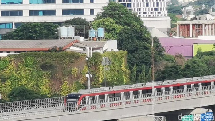 Kereta LRT Jabodebek di Lintasan