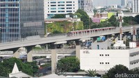 Belum test, tadi ada kunjungan dari Dewan Transportasi Kota Jakarta. Mereka mencoba naik LRT dari Pancoran ke Dukuh Atas, kata Senior Manager PKBL, CSR & Stakeholder Relationship PT INKA, Bambang Ramadhiarto. Foto: Eduardo Simorangkir