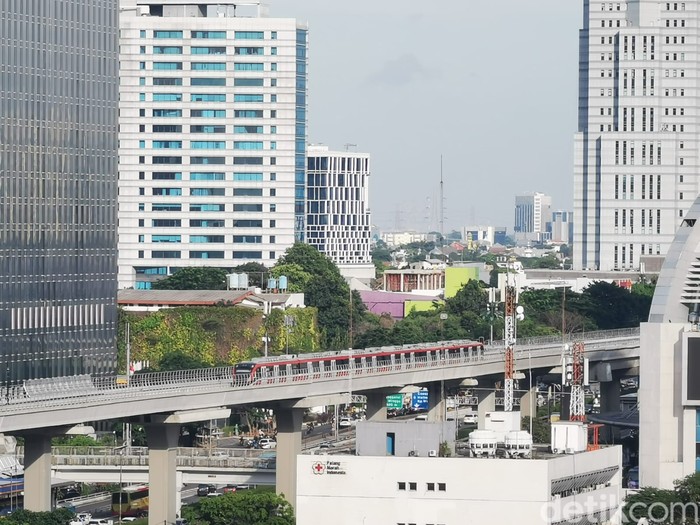 Kereta LRT Jabodebek di Lintasan