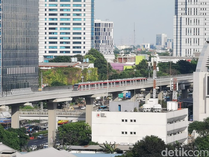 Kereta LRT Jabodebek di Lintasan Kereta LRT Jabodebek di Lintasan
