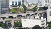 Berdasarkan pantauan detikcom, satu rangkaian kereta LRT Jabodebek berhenti di lintasan tepat dekat Smesco Indonesia. Foto: Eduardo Simorangkir