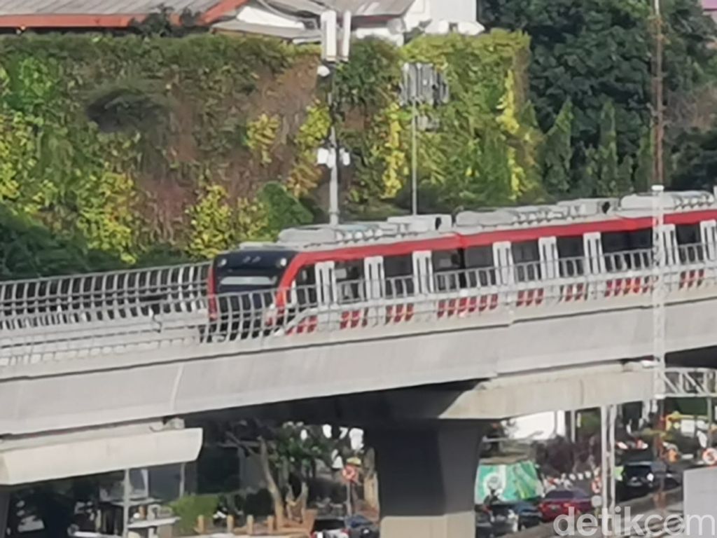Kereta LRT Jabodebek di Lintasan