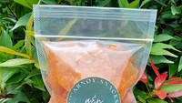 Arnoy Snack di Instagram juga bisa kamu jadikan pilihan untuk membeli keripik kaca. Sebungkus keripik kaca dengan ukuran 100 gram bisa kamu nikmati dengan harga Rp 10.000 saja. Foto: Instagram @arnoy.snack