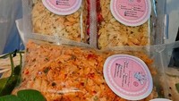 Keripik kaca yang enak dan murah juga tersedia di akun Instagram @cemilanummaulan27. Tersedia dalam pouch dengan harga mulai dari Rp 8.000 - Rp 15.000. Varian rasanya sangat beragam, ada BBQ, pedas daun jeruk, hingga jagung manis. Foto: Instagram @cemilanummaulan27