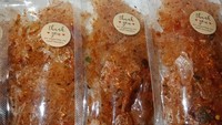 Keripik kaca tak hanya enak jadi camilan, tapi juga dicampurkan ke makanan. Seperti nasi hangat, mie goreng, nasi goreng, dan lainnya. Toko online di Instagram @aiseh.food_ menawarkan keripik kaca dengan harga Rp 10.000-an. Foto: Instagram @aiseh.food_