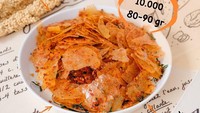 Toko online di Instagram @sukajajan.ye menawarkan keripik kaca yang bumbunya melimpah. Tak hanya pedas gurih, tapi ada aroma daun jeruk yang membuatnya makin sedap. Harganya Rp 10.000 per 80-90 gram. Foto: Instagram @sukajajan.ye