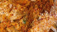 Di Jakarta Pusat ada distributor keripik kaca yang menawarkan harga murah. Bisa kamu temui di Instagram @kripik_kacajkt. Karena harganya murah, bisa untuk kamu jual kembali. Harganya Rp 15.000 per 100 gram, sedangkan untuk 5 kg dibanderol Rp 55.000. Foto: Instagram @kripik_kacajkt