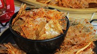 Toko online di Instagram @macaronicuck tak hanya menawarkan makaroni pedas saja. Ada juga keripik kaca yang sedang hits. Sebungkus keripik kaca yang bumbunya melimpah dibanderol harga mulai Rp 8.000 saja. Foto: Instagram @macaronicuck