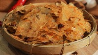 Keripik kaca sering juga disebut kripca ini banyak ditawarkan toko online. Salah satunya toko online di Instagram bernama Kripca Kripceu @kripcaa_kripceuuu. Harga keripik kaca di sini dibanderol mulai dari Rp 6.500 per 50 gramnya. Foto: Instagram @kripcaa_kripceuuu