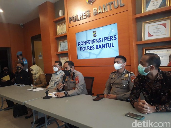 Kapolres AKBP Ihsan dan Kasubdit Gakkum Ditlantas Polda DIY AKBP Jan Benjamin memberikan keterangan di Mapolres, Senin (7/2/2022).