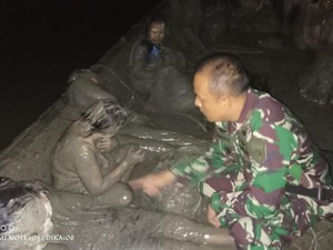 TNI AL Selamatkan 34 PMI Ilegal Terjebak di Lumpur Saat Hendak ke Malaysia