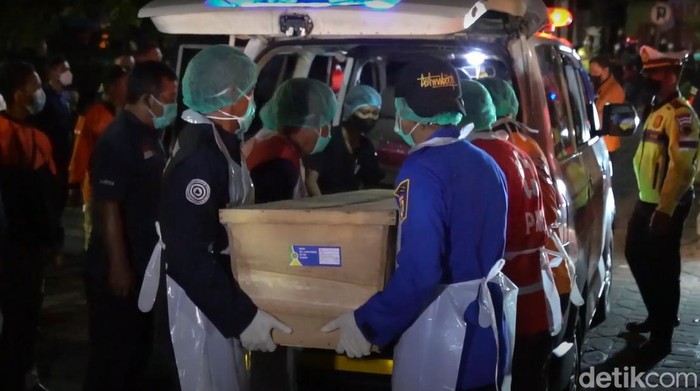 Korban kecelakaan bus pariwisata tiba di RSUD Sukoharjo, Senin (7/2/2022) dini hari.