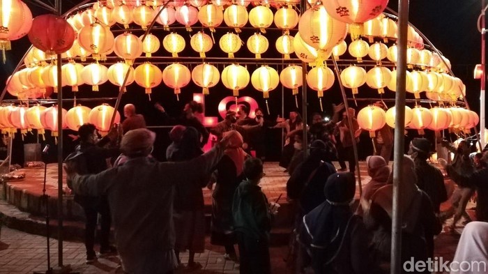 Lampion di Pucang Arum, Sunan Jogo Kali, Pucangsawit, Solo, Senin (7/2/2022) malam.