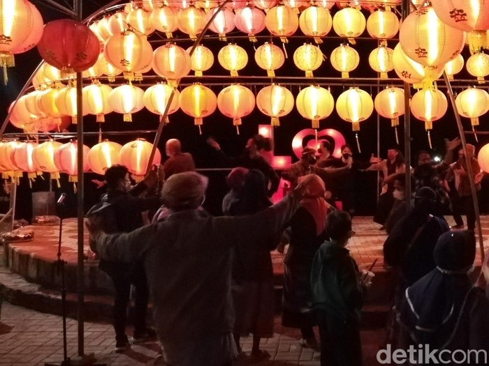 Lampion di Pucang Arum, Sunan Jogo Kali, Pucangsawit, Solo, Senin (7/2/2022) malam.