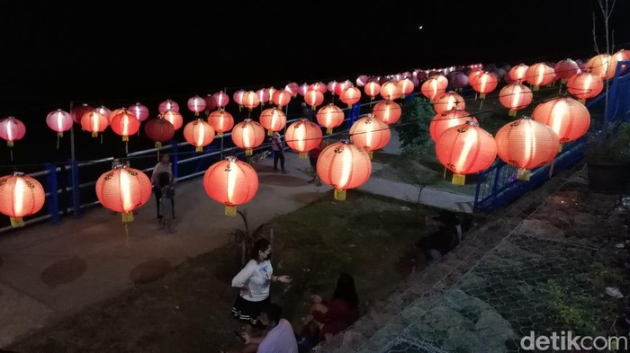 Lampion di Pucang Arum, Sunan Jogo Kali, Pucangsawit, Solo, Senin (7/2/2022) malam.