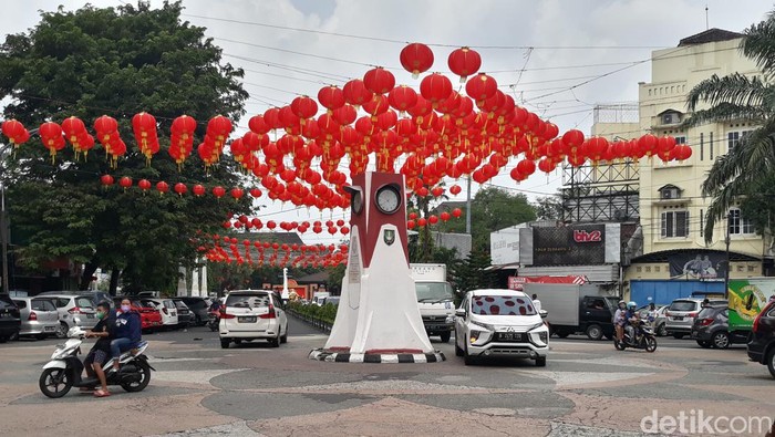 Lampion Imlek di kawasan Pasar Gede, Solo, Senin (7/2/2022).