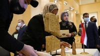 Seremoni penyerahan ini dihadiri Menteri Kebudayaan Lebanon Mohammed Murtada dan Duta Besar Irak untuk Lebanon.