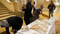 Petugas museum Lebanon menyiapkan 337 artefak kuno sebelum dikembalikan ke Irak, Minggu (6/2/2022).