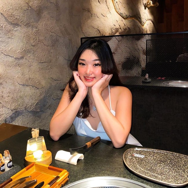 Dalam sebuah wawancara di akun YouTube Tema Indonesia, Livy pun bercerita ia akhirnya bekerja paruh waktu di sebuah kafe sebagai pelayan. Ketika itu, Livy disebut sesama pakerja sebagai princess. Selain karena selalu diantarkan oleh supir, ia juga sering istirahat dengan memesan makanan di sana.Foto: Instagram @livy_renataa