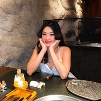 Dalam sebuah wawancara di akun YouTube Tema Indonesia, Livy pun bercerita ia akhirnya bekerja paruh waktu di sebuah kafe sebagai pelayan. Ketika itu, Livy disebut sesama pakerja sebagai princess. Selain karena selalu diantarkan oleh supir, ia juga sering istirahat dengan memesan makanan di sana.Foto: Instagram @livy_renataa