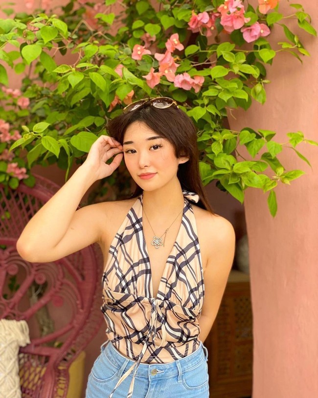 Dikatakan jika Livy Renata bisa empat bahasa, yakni Indonesia, Inggris, China, dan Jepang. Foto: Instagram @livy_renataa