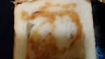 Netizen Punya Cara Makan Roti Nyeleneh, Dicampur Mie Instan hingga Nasi