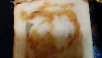 Merasa tak enak badan, seorang netizen kreasikan cara baru minum jamu kemasan. Agar tak terlalu pahit, ada orang yang menuangkan jamu kemasan sebagai topping roti tawar. Foto: 1cak.com