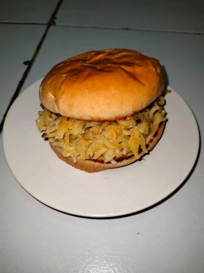 Netizen Punya Cara Makan Roti Nyeleneh, Dicampur Mie Instan hingga Nasi