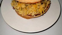 Tetap ingin makan burger walaupun sedang tanggal tua, orang ini mencari alternatif untuk isian burgernya. Hanya punya persediaan mie goreng di lemarinya bukan berarti dirinya tak bisa makan burger. Foto: 1cak.com