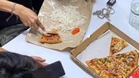 Merayakan waktu bersama teman pastinya tak lengkap tanpa hidangan lezat untuk disantap bersama. Agar tetap kenyang, netizen ini makan pizza sebagai pelengkap nasi. Foto: 1cak.com