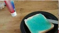 Kehabisan selai, ada orang yang mencari cara untuk tetap makan roti di pagi hari. Bukan menggantinya dengan olesan yang lain, netizen ini gunakan pasta gigi untuk topping pada rotinya. Foto: 1cak.com