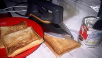 Tak punya oven maupun pemanggang roti, netizen ini tidak putus asa. Ingin makan roti bakar, ia pakai setrika untuk memanggang rotinya. Foto: 1cak.com