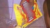 Ekstrem! Bukan dengan margarin atau mentega, seorang netizen punya cara berbahaya menikmati roti tawar. Melihat kesamaan warna dan tekstur, netizen ini malah menambahkan sabun colek ke atas rotinya. Foto: 1cak.com