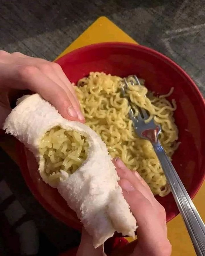 Netizen Punya Cara Makan Roti Nyeleneh, Dicampur Mie Instan hingga Nasi