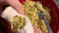 Jika biasanya Indomie banyak dikombinasikan dengan nasi, netizen yang ini punya cara berbeda. Menikmati mie kuah, dirinya menyantapnya dengan roti tawar. Foto: 1cak.com