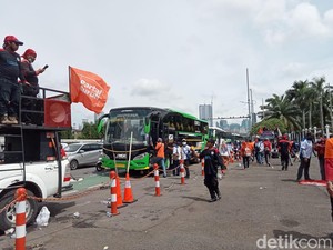 Massa Buruh Bubar, Lalin di Depan Gedung DPR Mulai Terurai