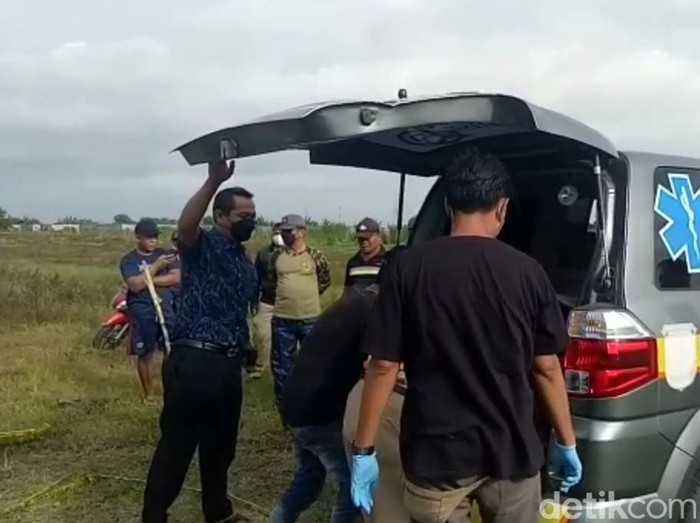 Mayat pria telanjang ditemukan di lahan kosong Dusun Raos Baru, Desa Carat, Kecamatan Gempol, Kabupaten Pasuruan. Identitasnya sudah terungkap.