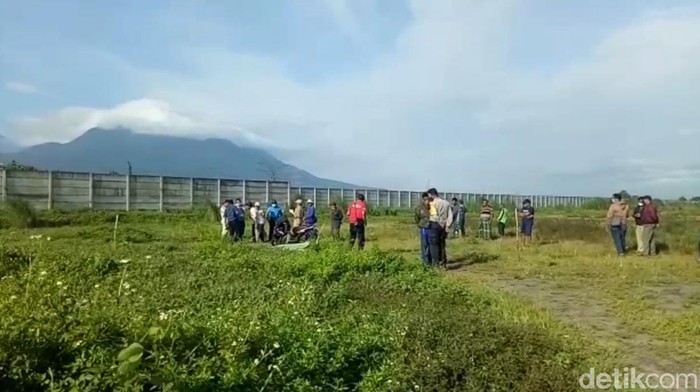 Mayat pria telanjang ditemukan di lahan kosong Dusun Raos Baru, Desa Carat, Kecamatan Gempol, Kabupaten Pasuruan. Identitasnya sudah terungkap.