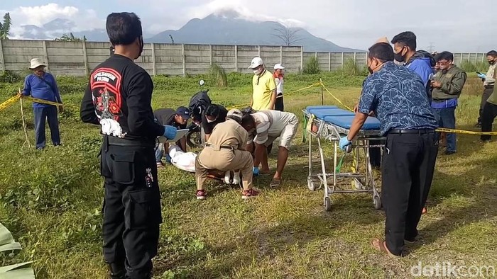 Mayat pria telanjang ditemukan di Dusun Raos Baru, Desa Carat, Kecamatan Gempol, Kabupaten Pasuruan. Pemenuhan mayat itu membuat warga heboh.