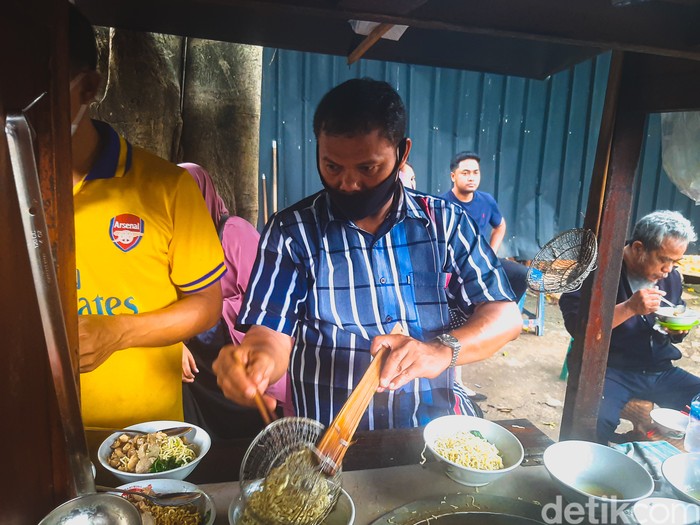 Mie Ayam Jamur Mas No Mie Ayam Jamur Mas No, Mie ayam terkenal di Taman Puring. Tawarkan mie ayam jamur yang gurihnya nendang dan mie yamin manis legit.