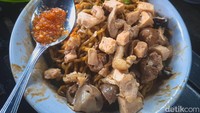 Pecinta rasa manis, pasti akan suka dengan yamin racikan Mas No ini. Kecap manis yang ditambahkan menurut kami terlalu banyak. Karena itu cita rasa manisnya begitu nendang di lidah. Foto: detikFood/Yenny Mustika Sari