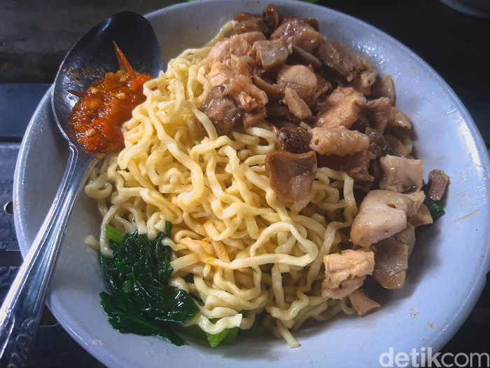 Mie Ayam Jamur Mas No, Mie ayam terkenal di Taman Puring. Tawarkan mie ayam jamur yang gurihnya nendang dan mie yamin manis legit.