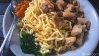 Mie Ayam Jamur disajikan dalam mangkuk dengan topping tumisan ayam jamur yang cukup melimpah. Ada juga daun bawang dan sambal agar rasanya makin nikmat. Untuk kuah dan pangsit goreng disajikan terpisah. Foto: detikFood/Yenny Mustika Sari