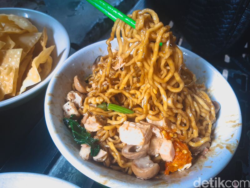 Mie Ayam Jamur Mas No, Mie ayam terkenal di Taman Puring. Tawarkan mie ayam jamur yang gurihnya nendang dan mie yamin manis legit.